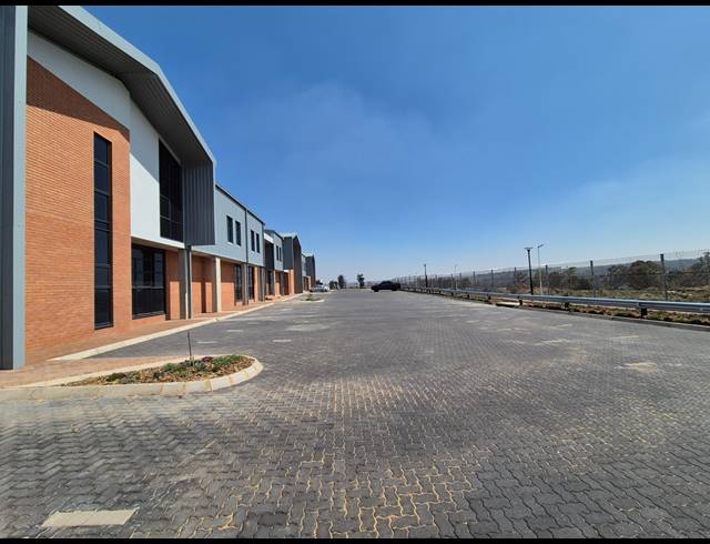 800M² WAREHOUSE TO LET IN LONGLAKE